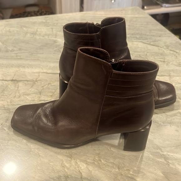 ECCO ankle boots in a deep chocolate brown color. LIKE NEW CONDITION BARGAIN! - Picture 10 of 10